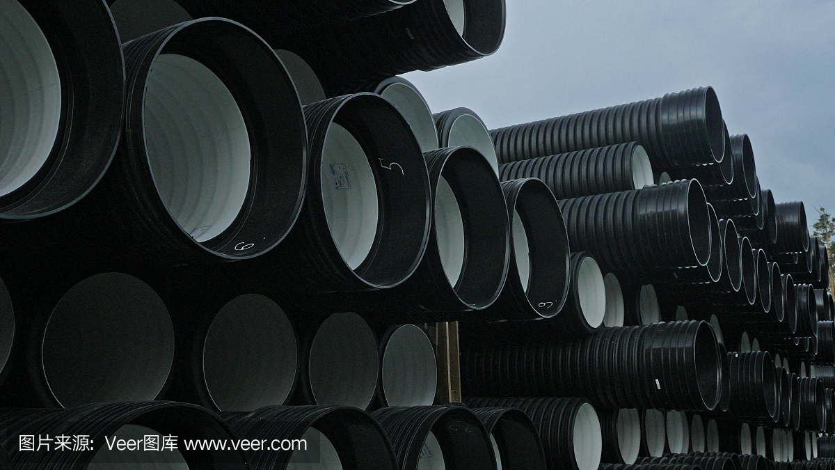 成品塑料管倉庫,工業戶外儲存場地。生產塑料水管的工廠。